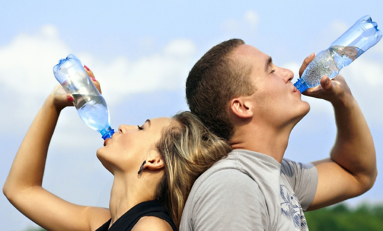 Pareja bebiendo agua