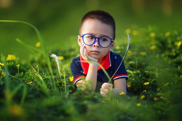 niño con gafas