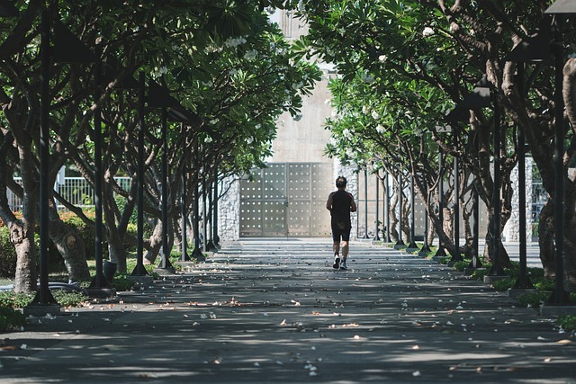 Persona corriendo por el parque