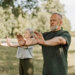 TAI CHI pareja practicandolo en el parque