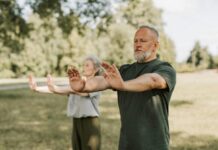 TAI CHI pareja practicandolo en el parque