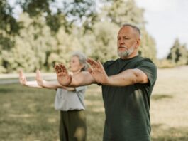 TAI CHI pareja practicandolo en el parque