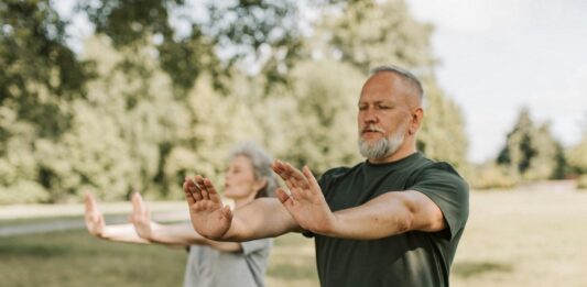 TAI CHI pareja practicandolo en el parque