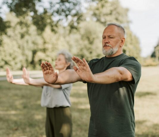 TAI CHI pareja practicandolo en el parque