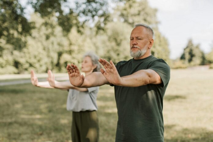 TAI CHI pareja practicandolo en el parque