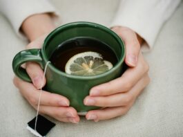 Taza de infusión y manos