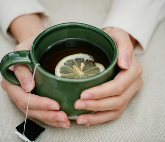 Taza de infusión y manos