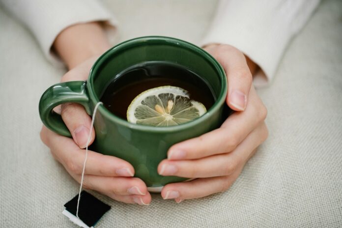 Taza de infusión y manos