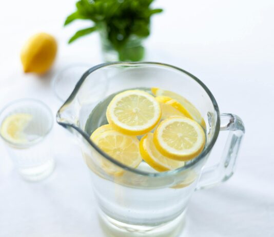 Vaso de agua mineral con rodajas de limón