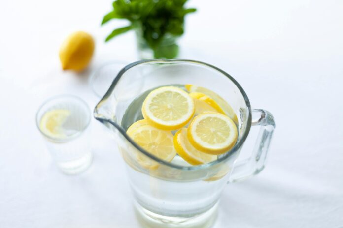 Vaso de agua mineral con rodajas de limón