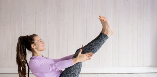 Mujer haciendo pilates