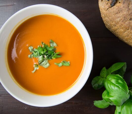 Sopa tomate y albahaca