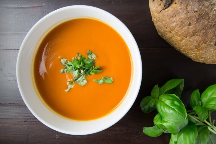 Sopa tomate y albahaca